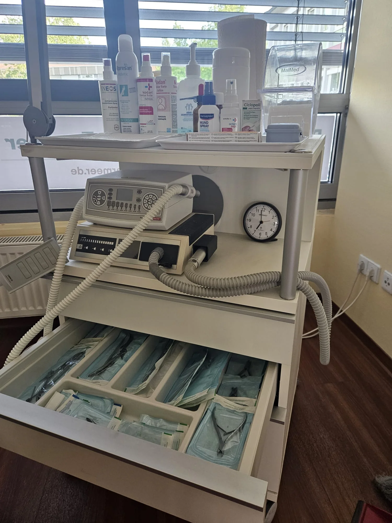 Hygienewagen der Praxis mit Desinfektionsmitteln und steril verpackten Instrumenten